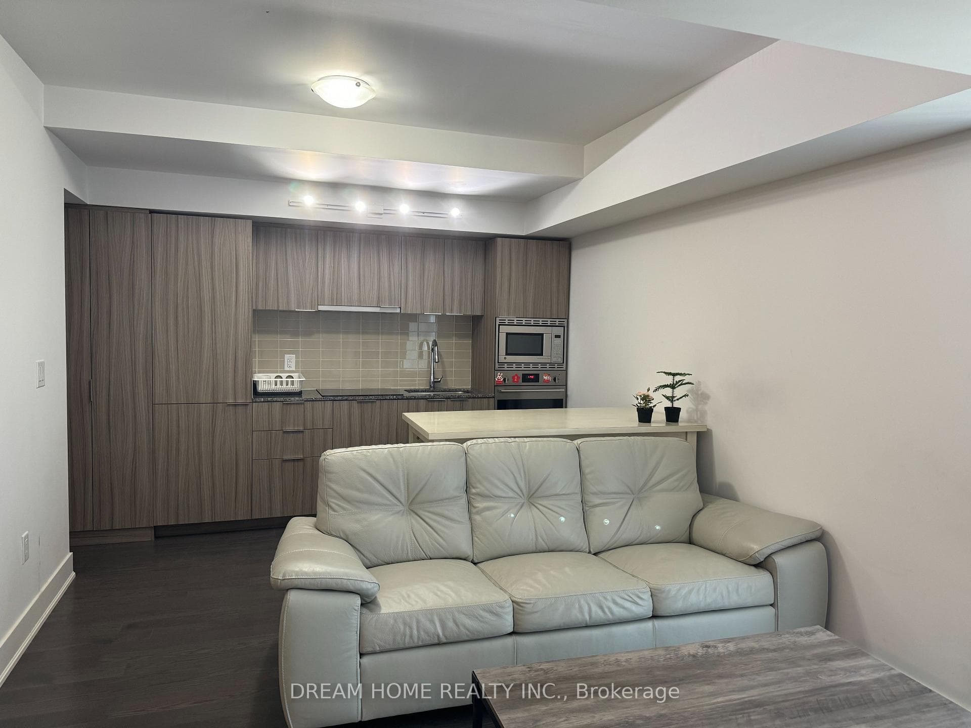955 Bay Street Unit 710 photo 2