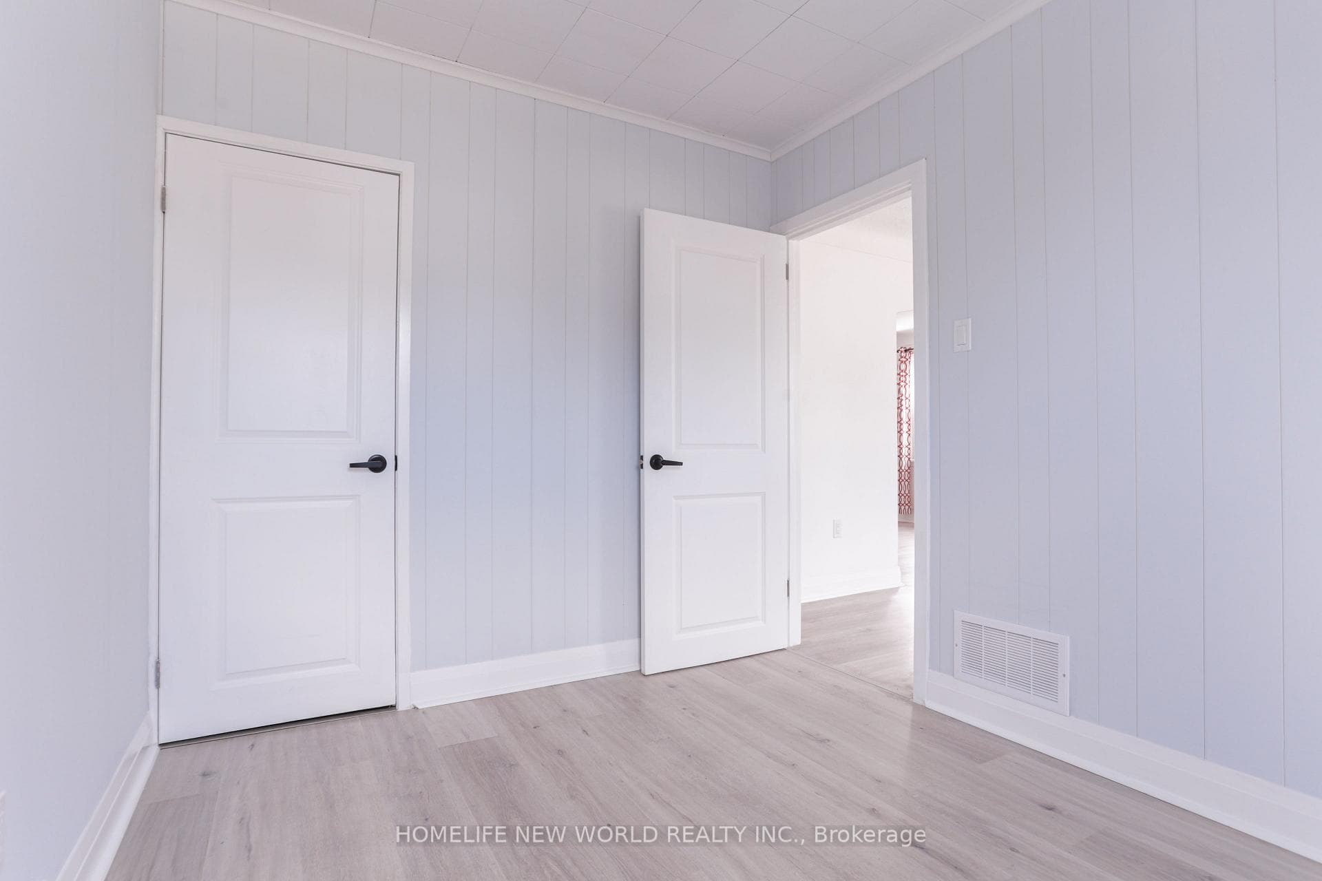 422 Welland Avenue photo 8