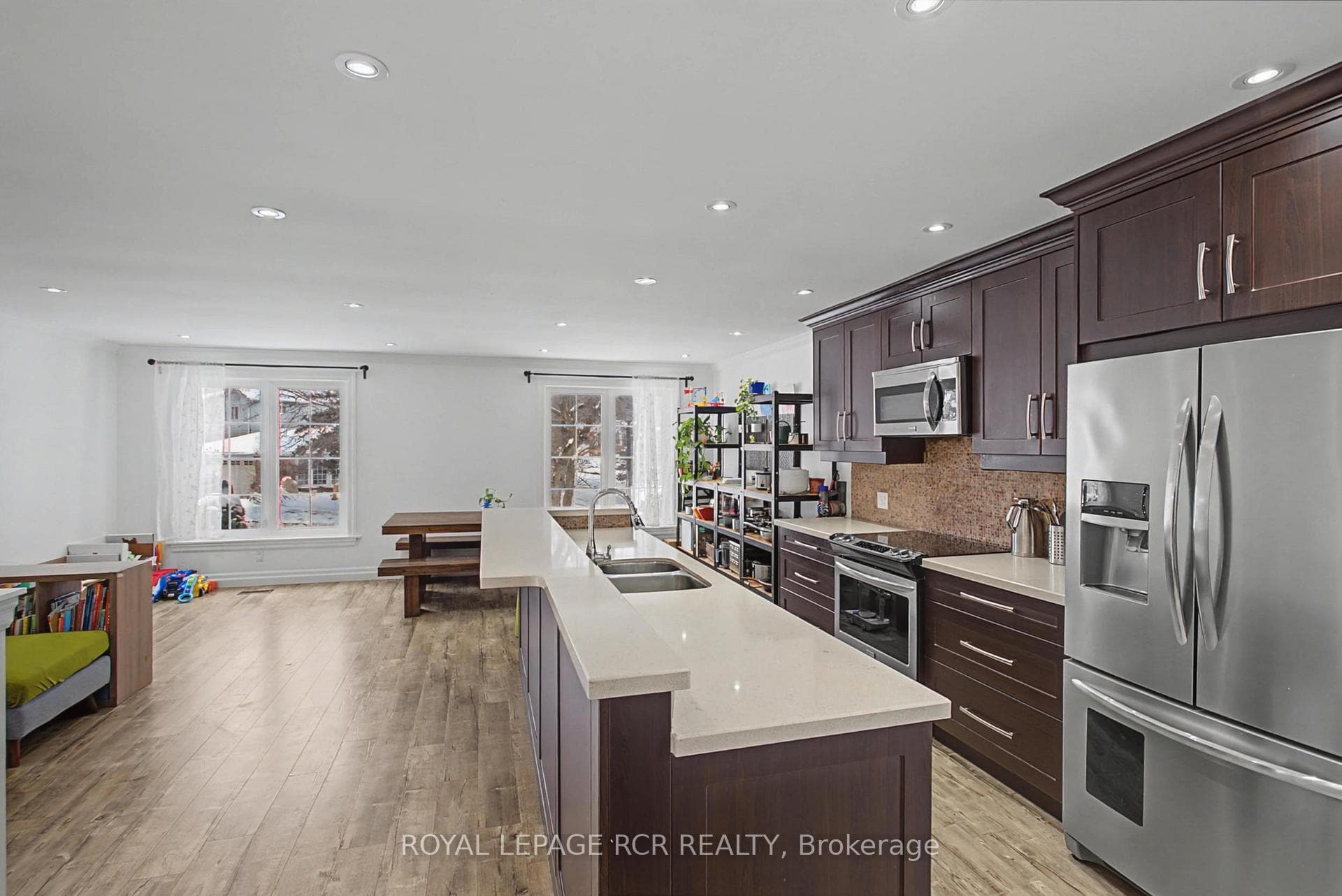 248 Talbot Crescent photo 8
