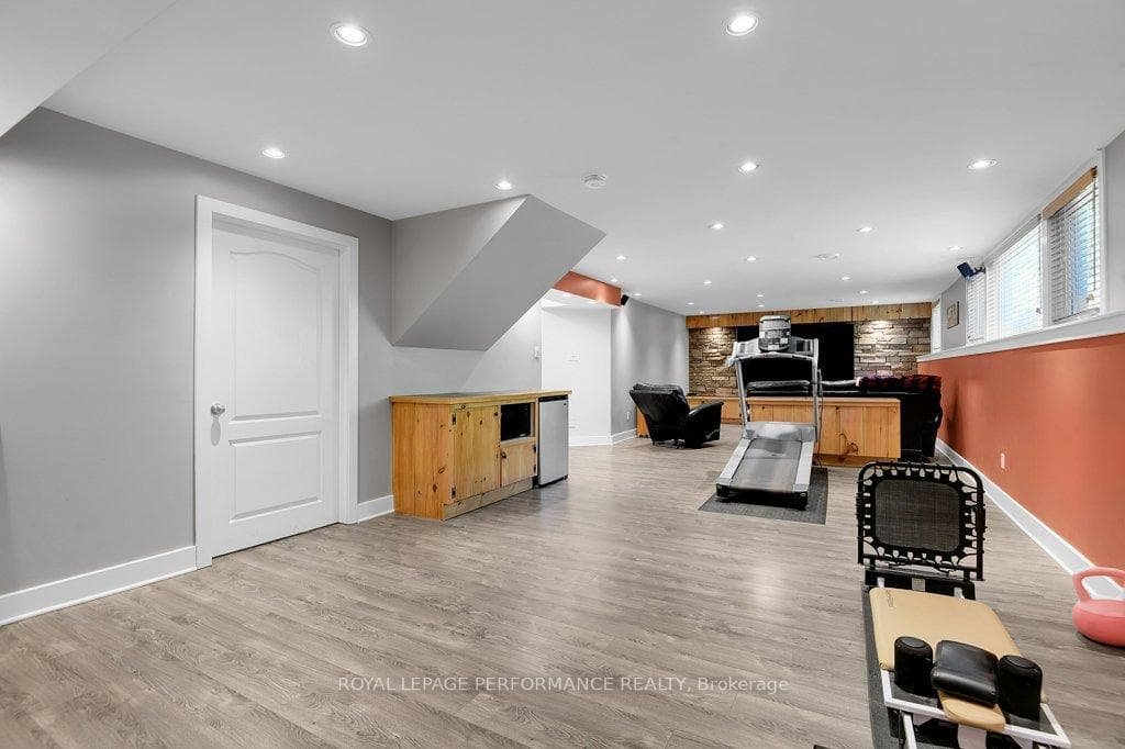 8040 Iveson Drive photo 28