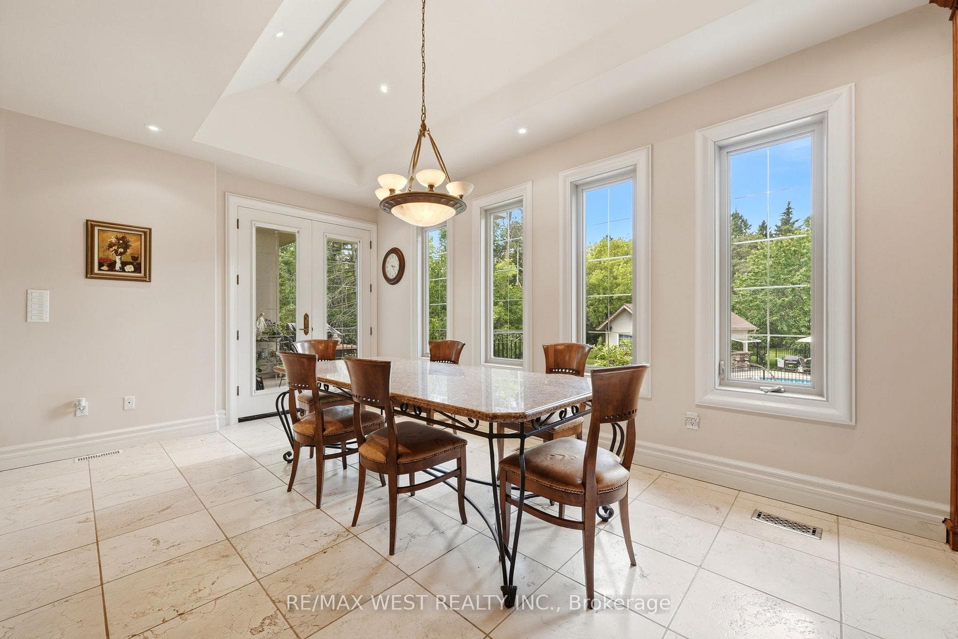 2 Kingswood Drive photo 8