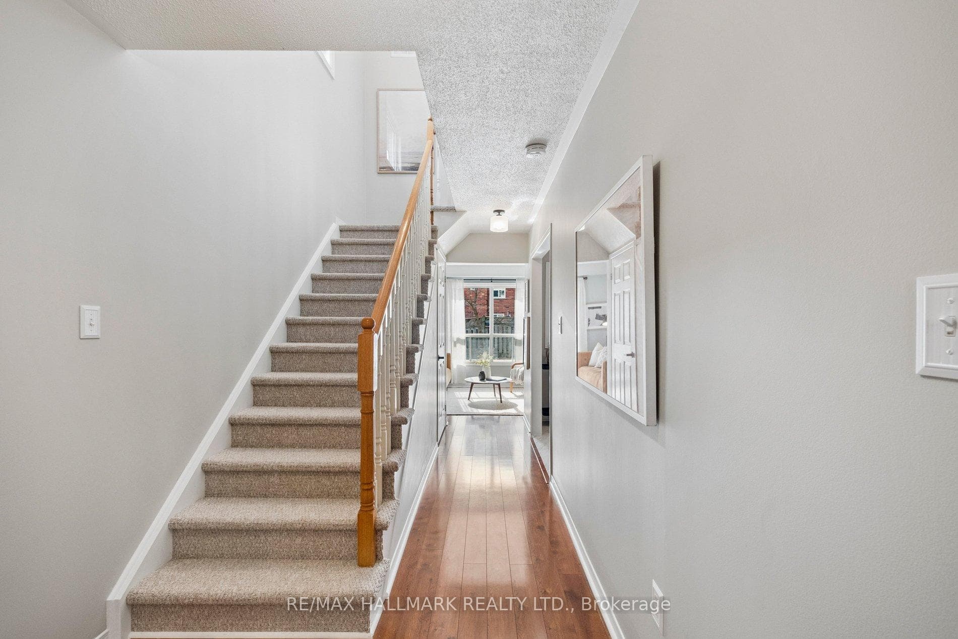 568 Walpole Crescent photo 2