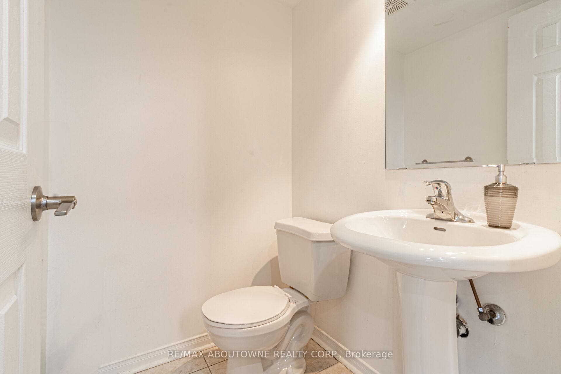 7121 Fairmeadow Crescent photo 12