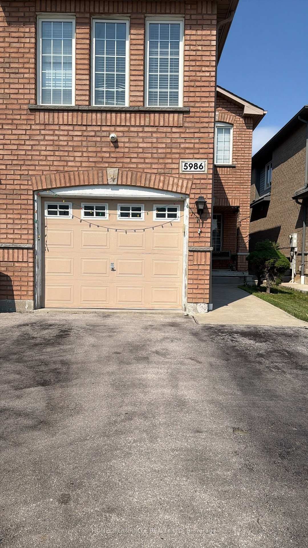 5986 Gant Crescent photo 2