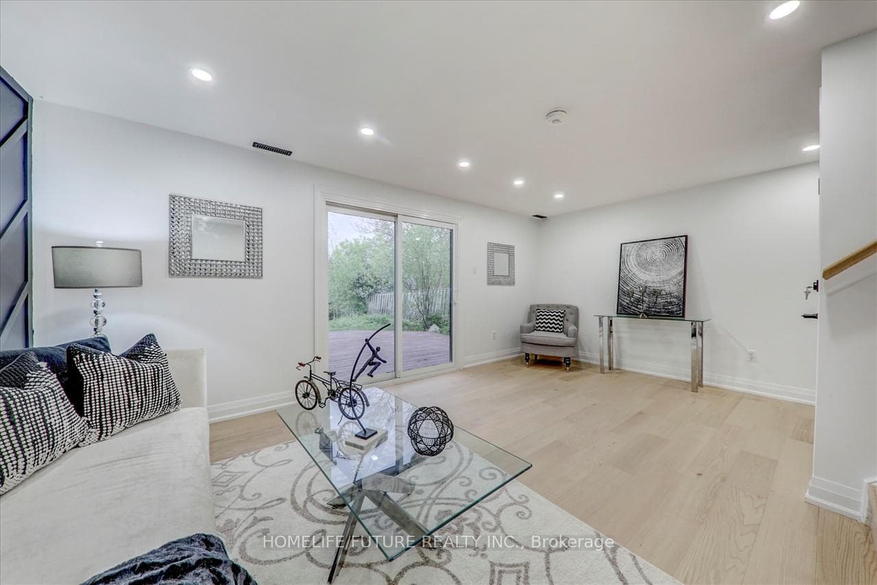 6963 Hickling Crescent photo 29
