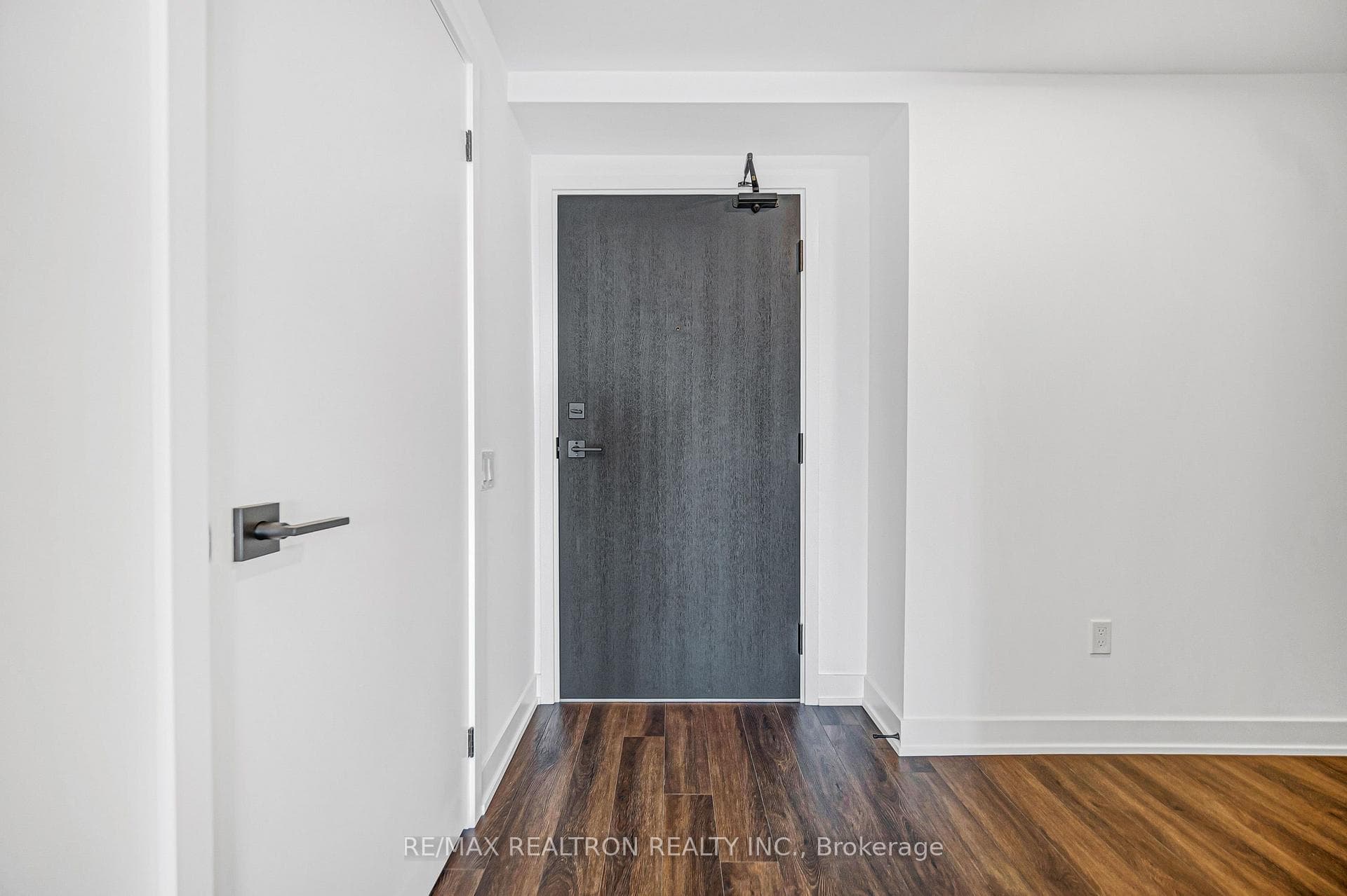 609 SHERBOURNE Street Unit 3201 photo 5