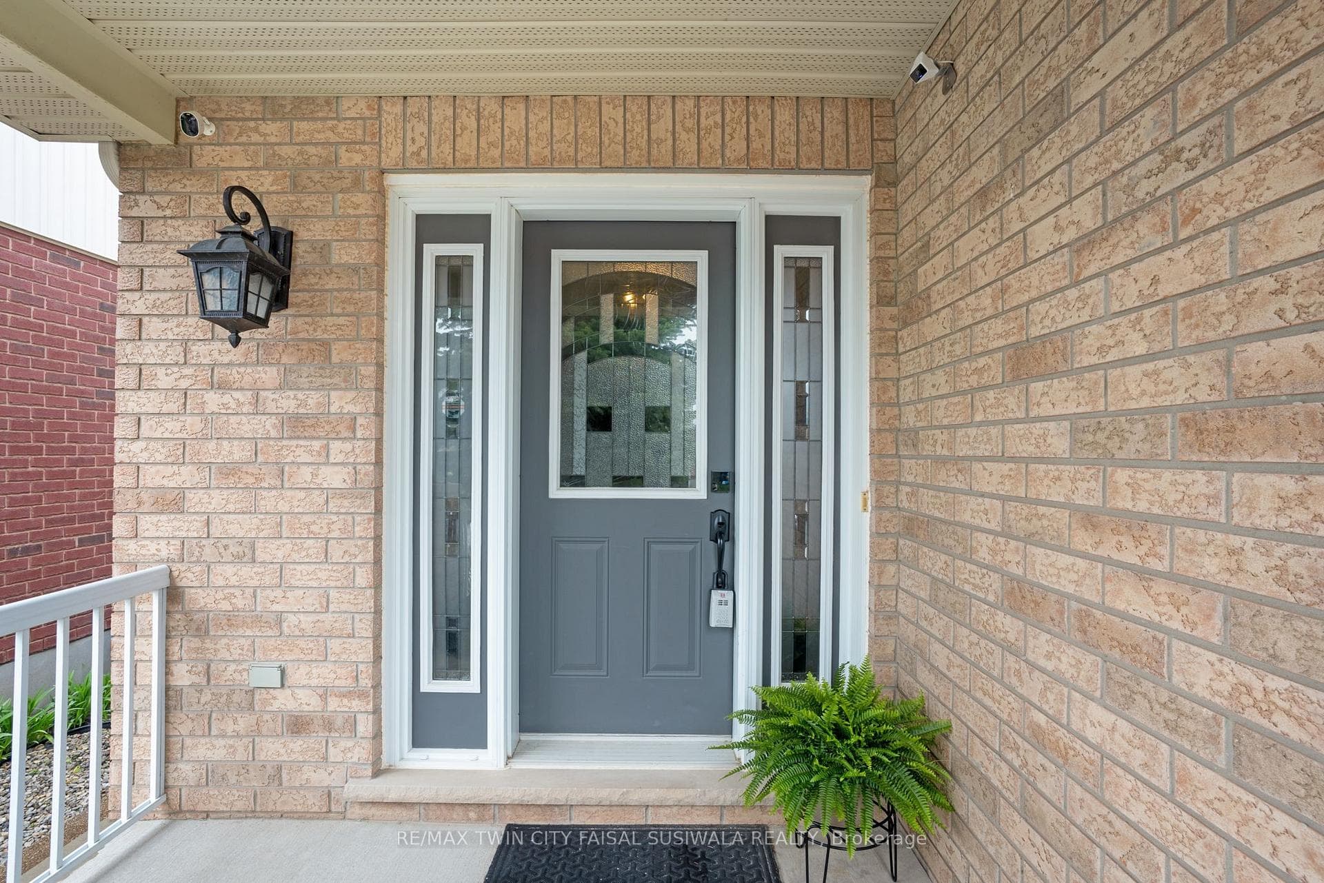 99 Udvari Crescent photo 2