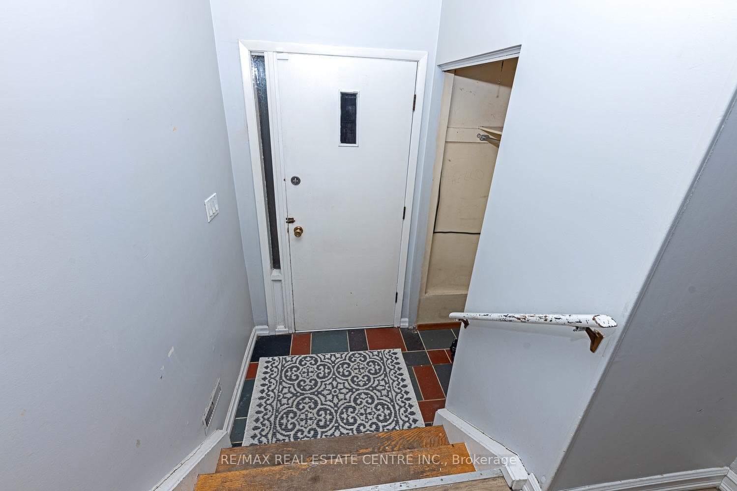 Front Foyer & Closet