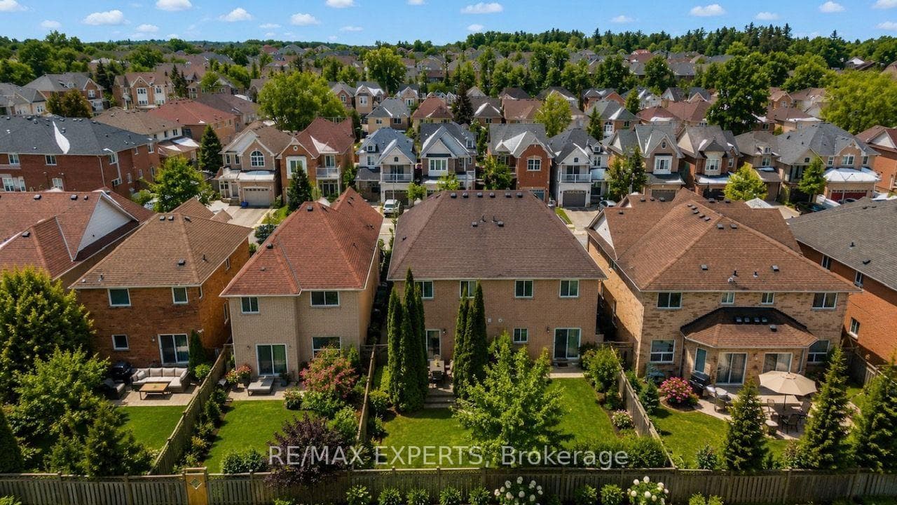 62 Colonial Crescent photo 2