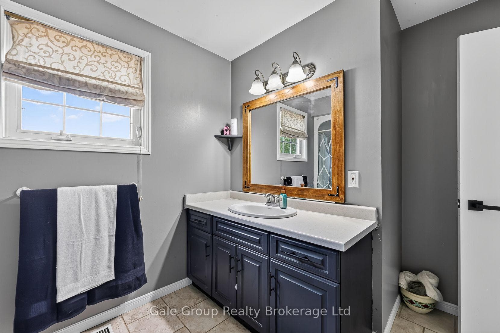 4 Piece Washroom upstairs