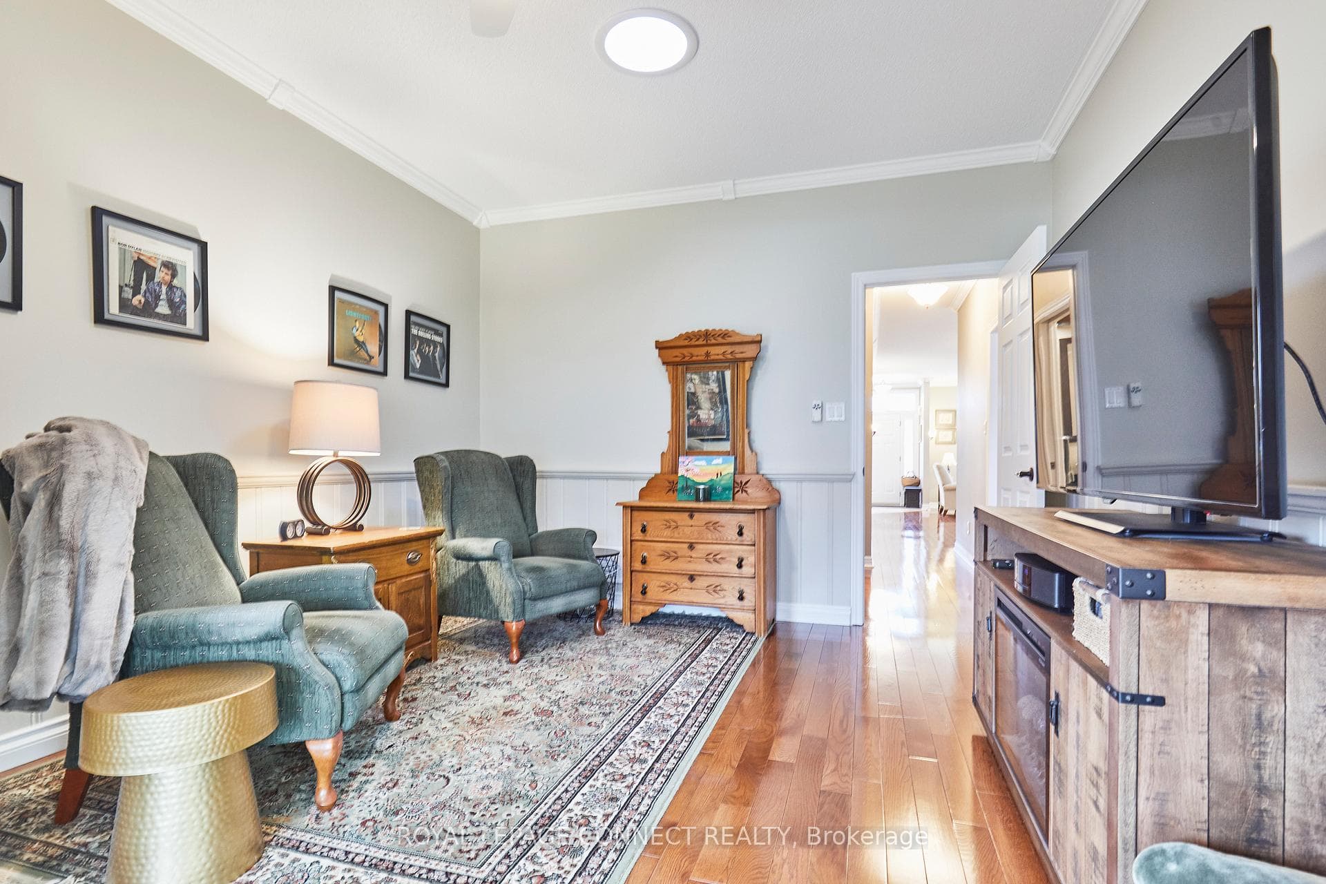 Hardwood Floor & Crown Molding