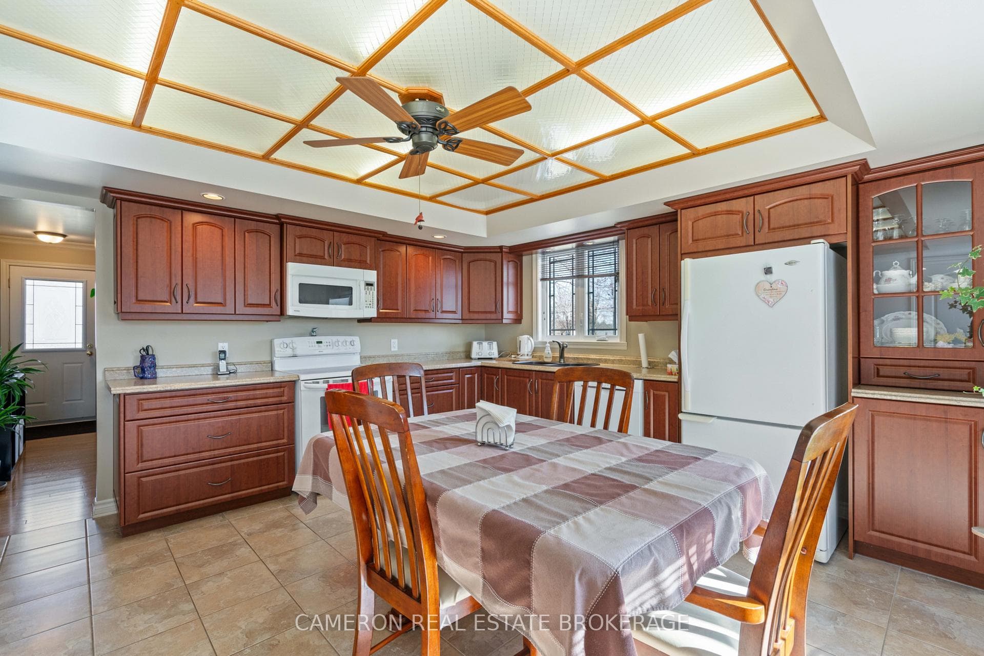 Beautiful finished eat-in kitchen