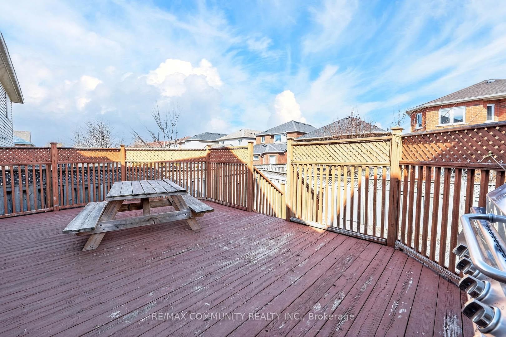 107 Monk Crescent photo 32