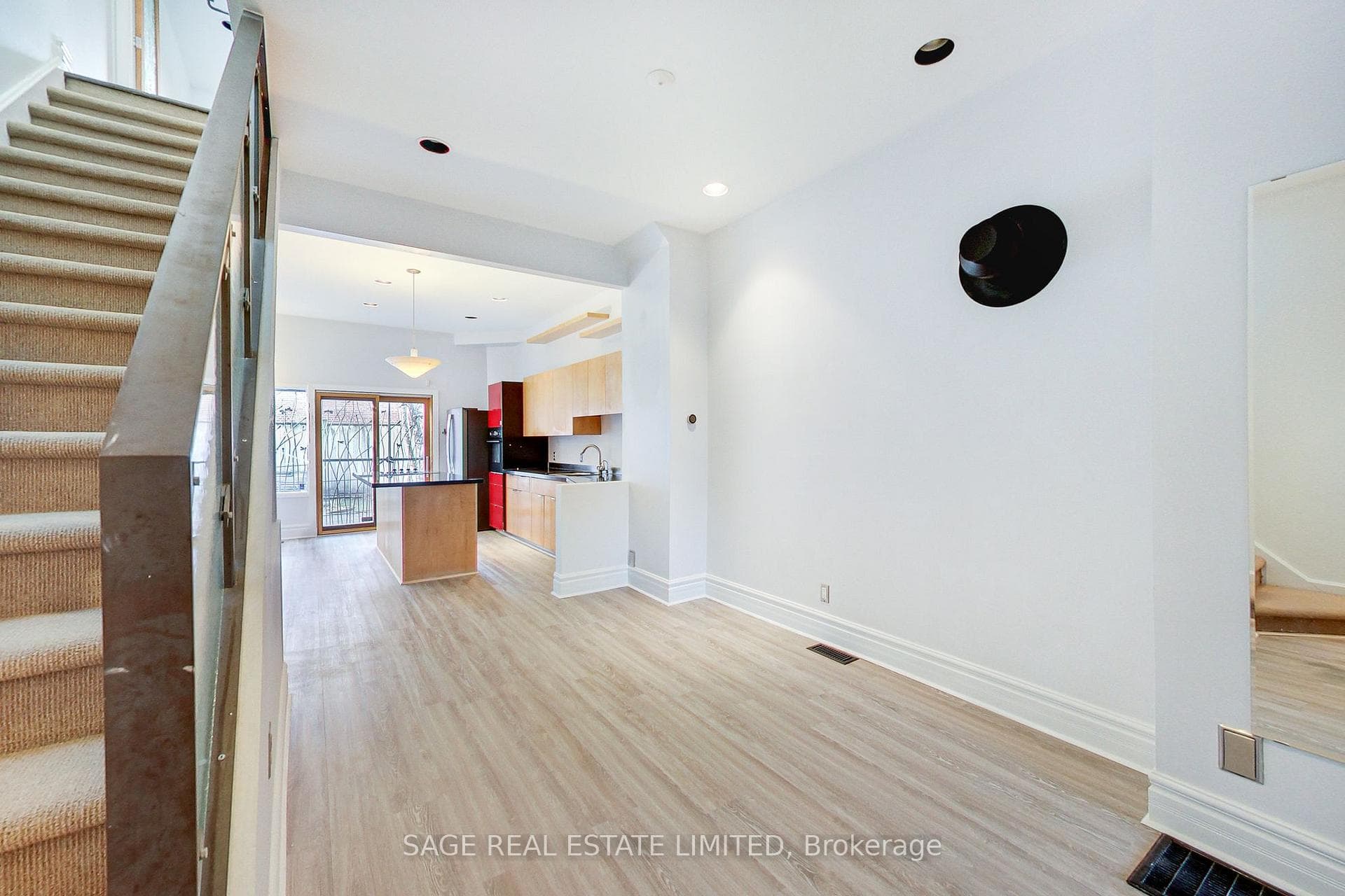 104 Sumach Street photo 9