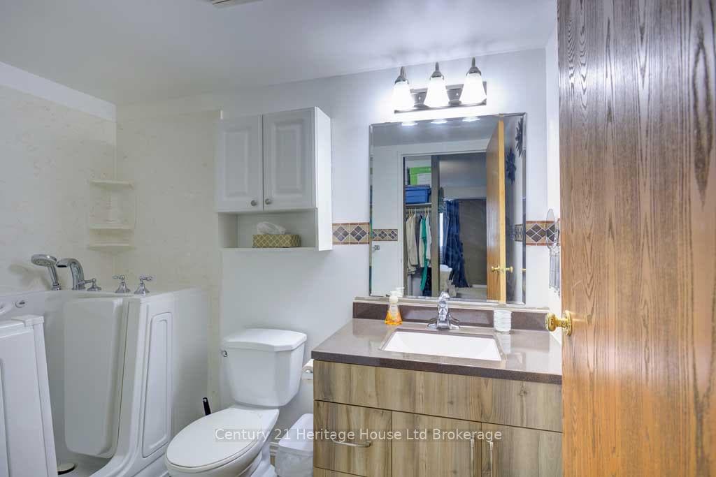 Ensuite bath with walk-in tub