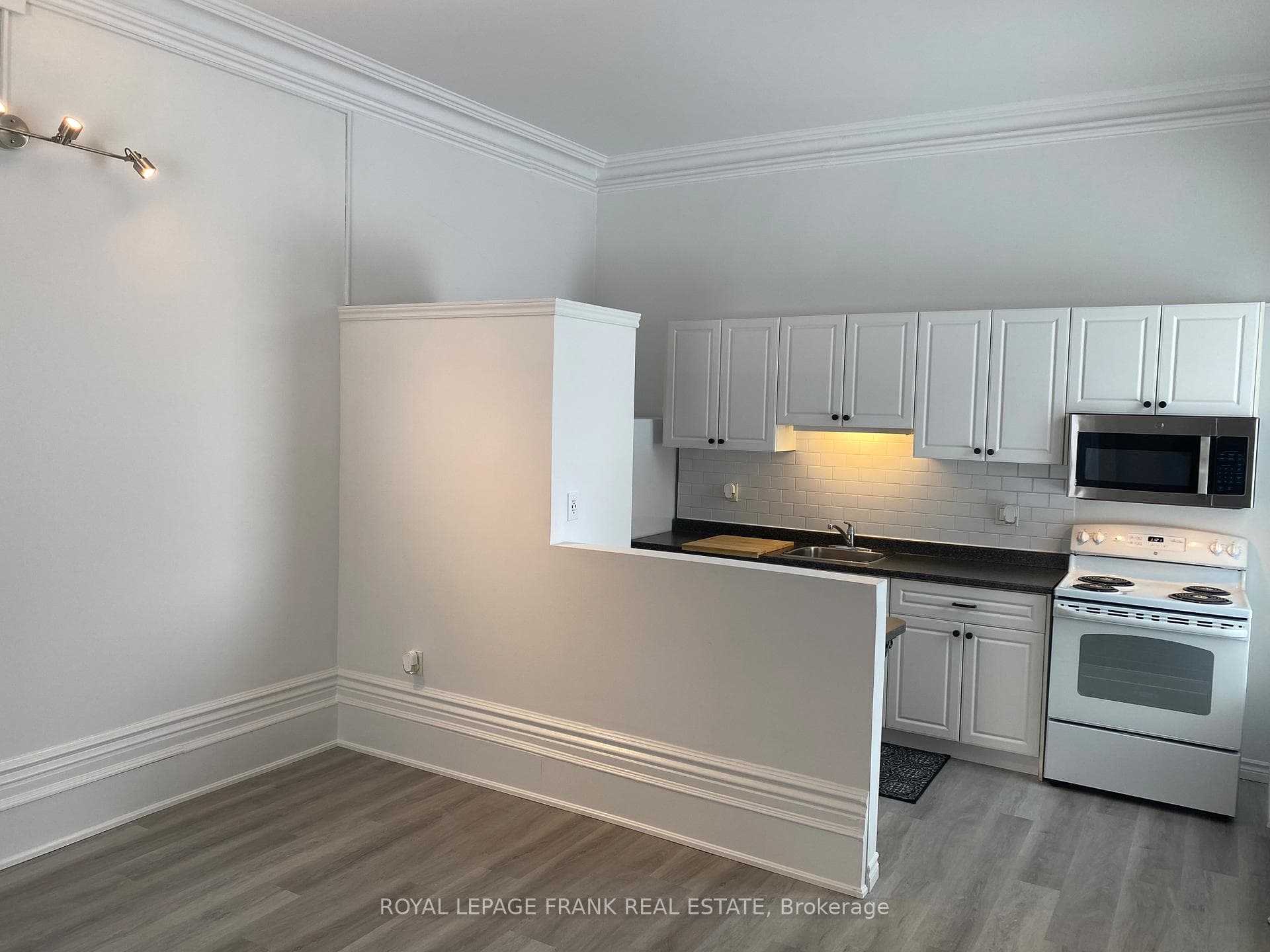 859 Dundas Street Unit 2 photo 5