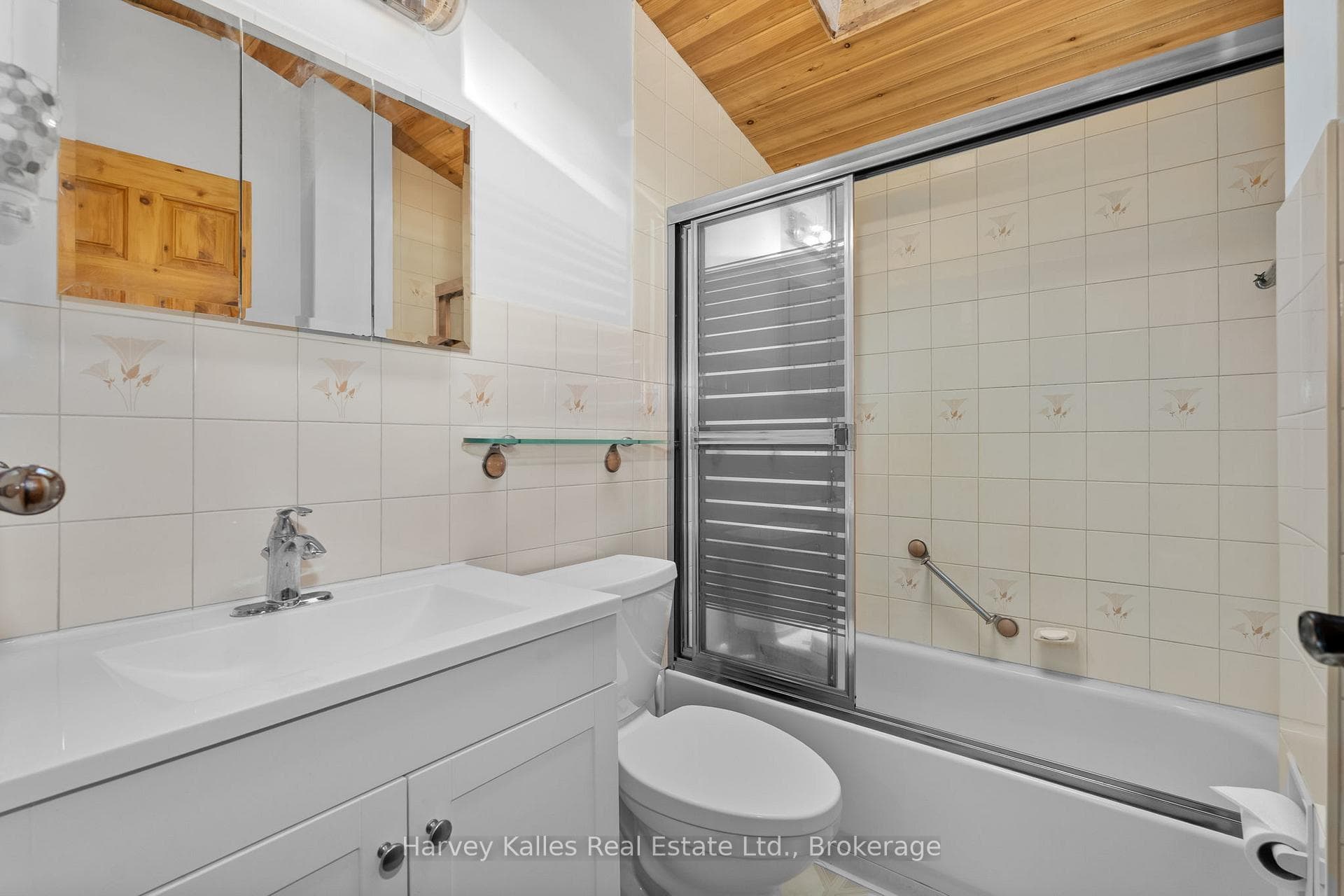 Main floor 4pc bathroom