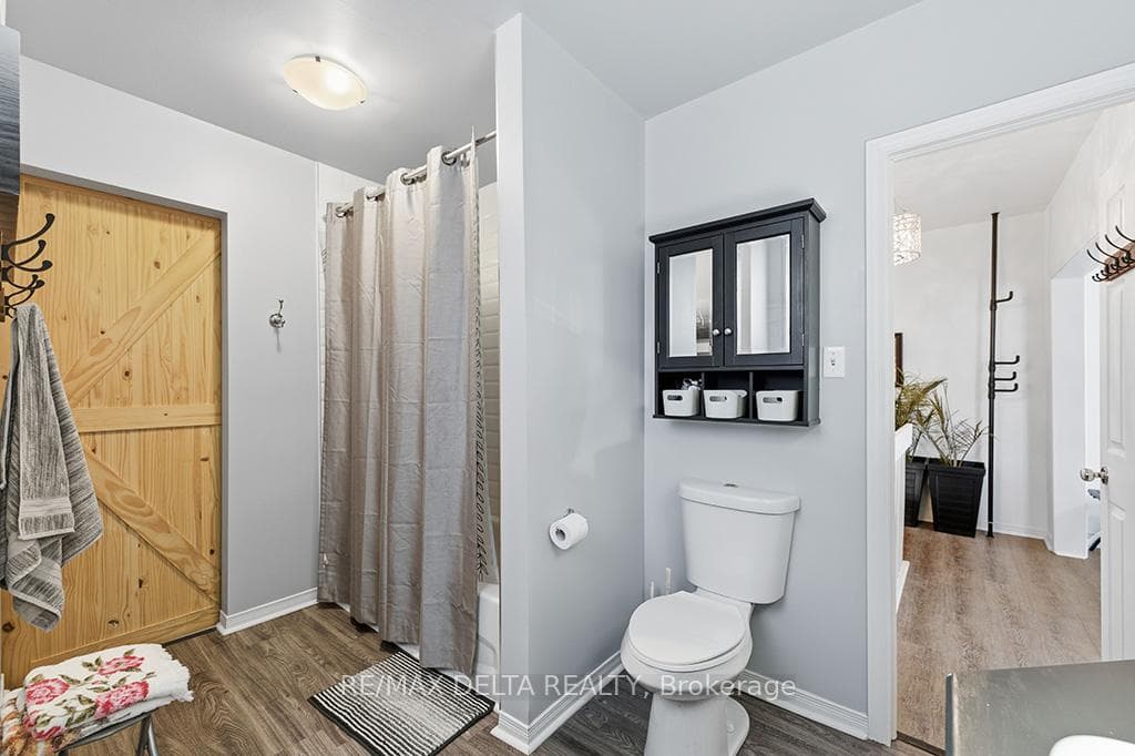 2-bed apt: full bath.