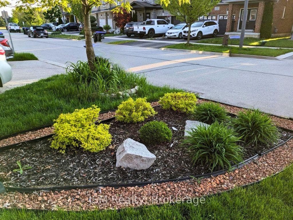 54 Armstrong Crescent photo 3