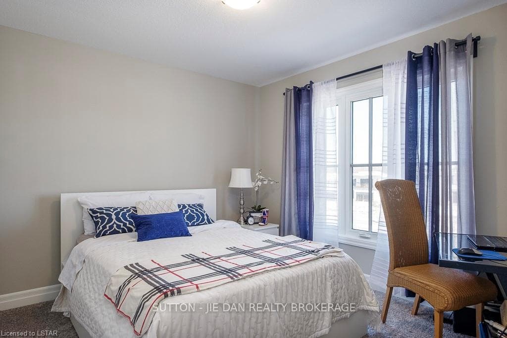 555 SUNNINGDALE Road Unit 3 photo 19