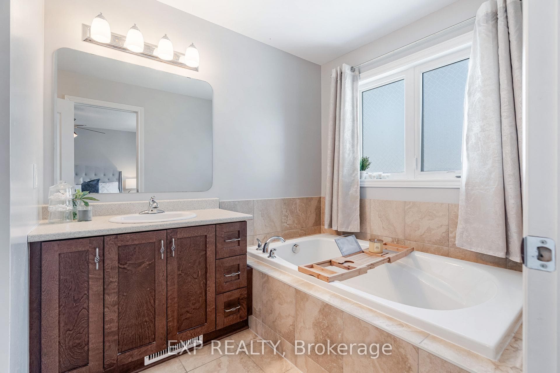 708 Hazelnut Crescent photo 16