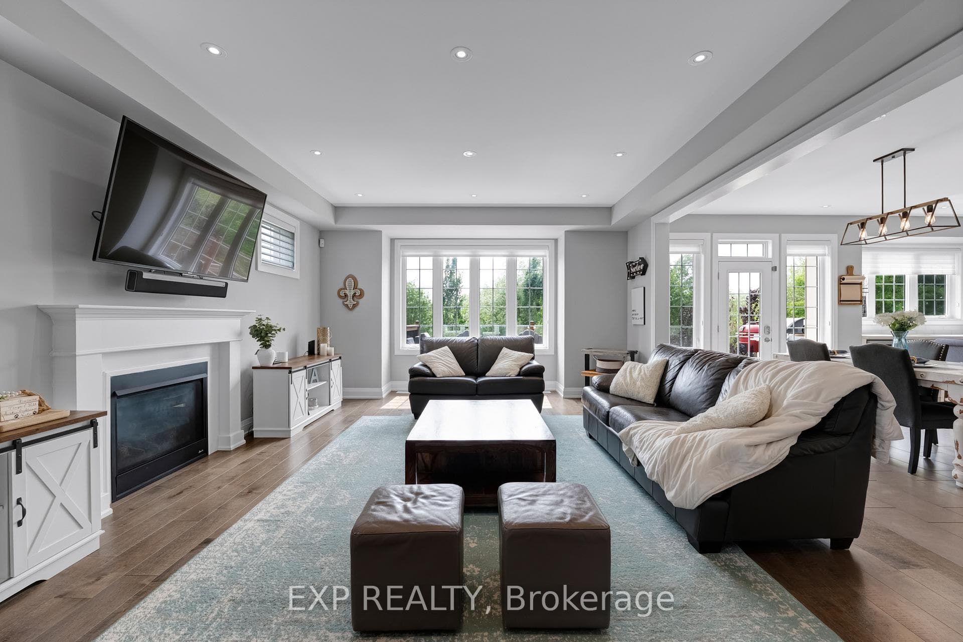 156 Degraaf Crescent photo 7