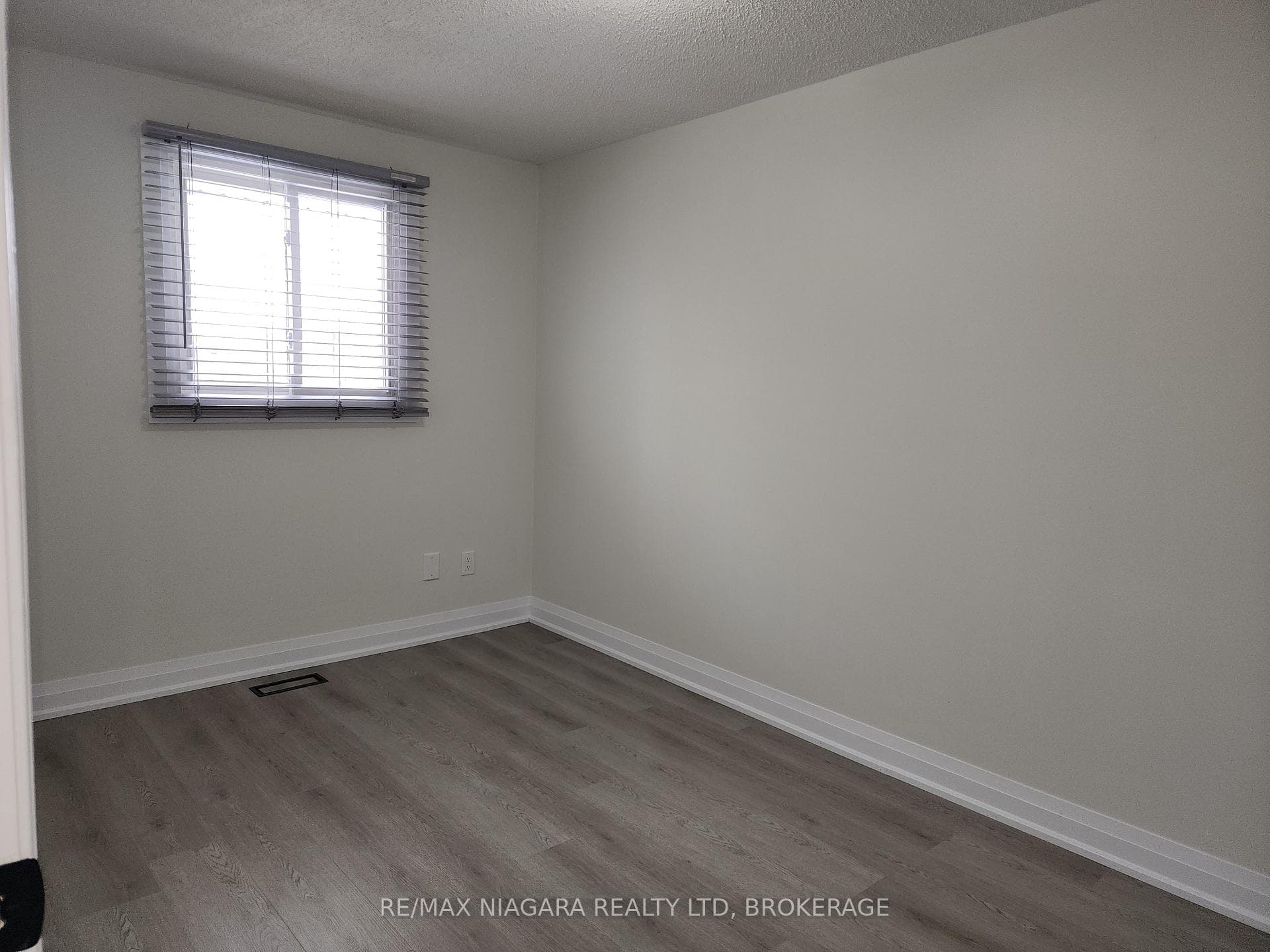 6783 Dawson Street photo 11