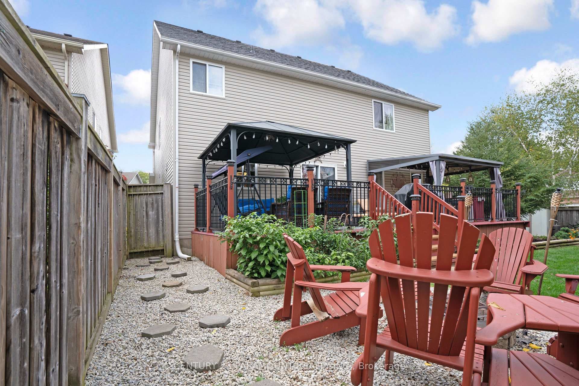 109 Hampson Crescent photo 36