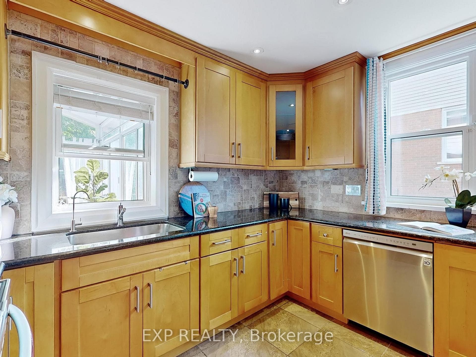 211 Ontario Street photo 15