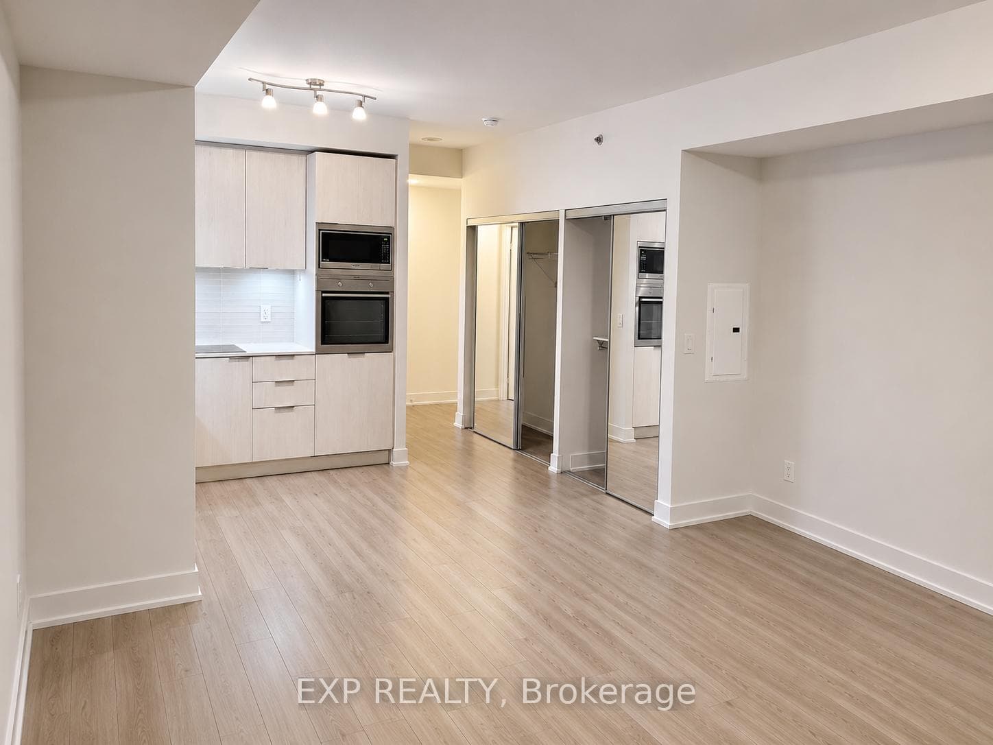 2x Double Door Closets W Built Ins