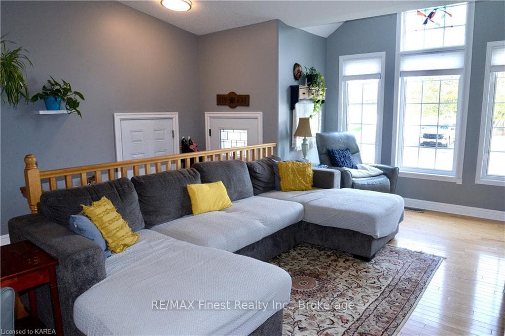 920 RAINBOW Crescent photo 8