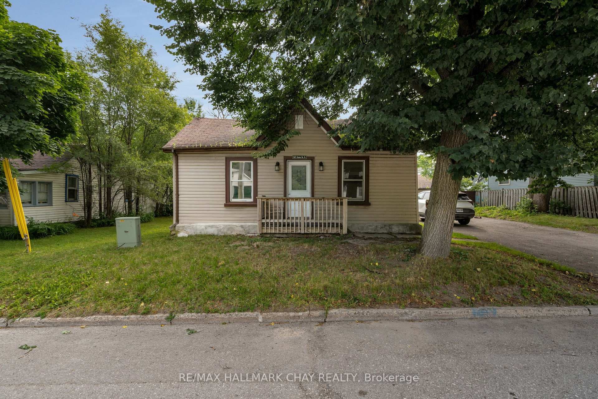 165 ANNE Street photo 1