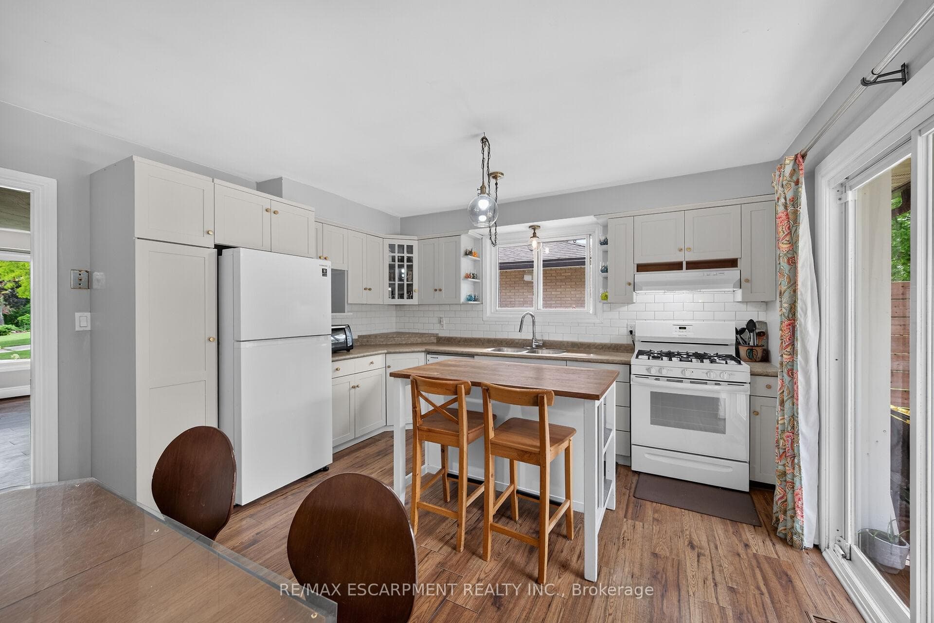 251 Mackenzie Crescent photo 13