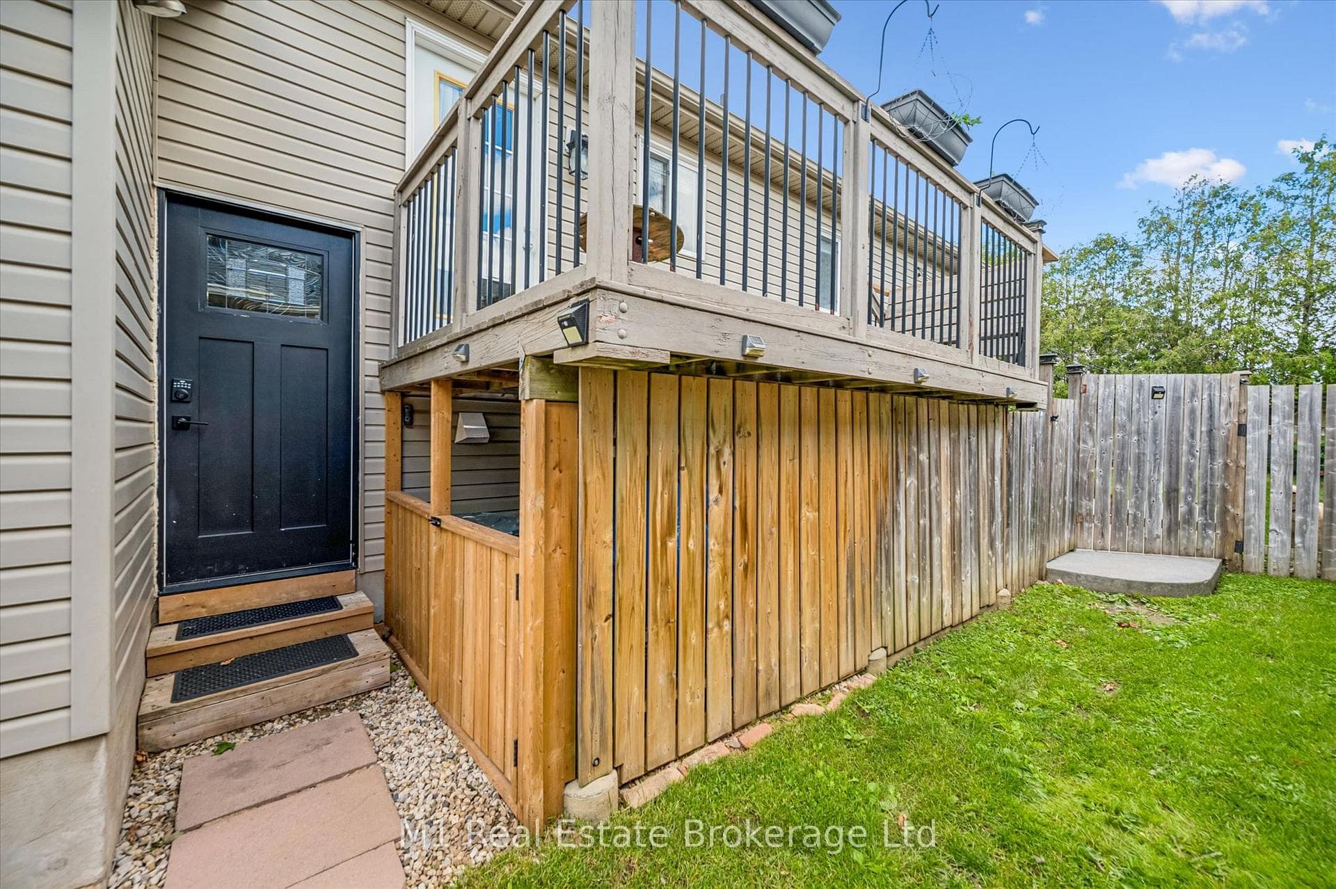 584 Mctavish Street photo 20
