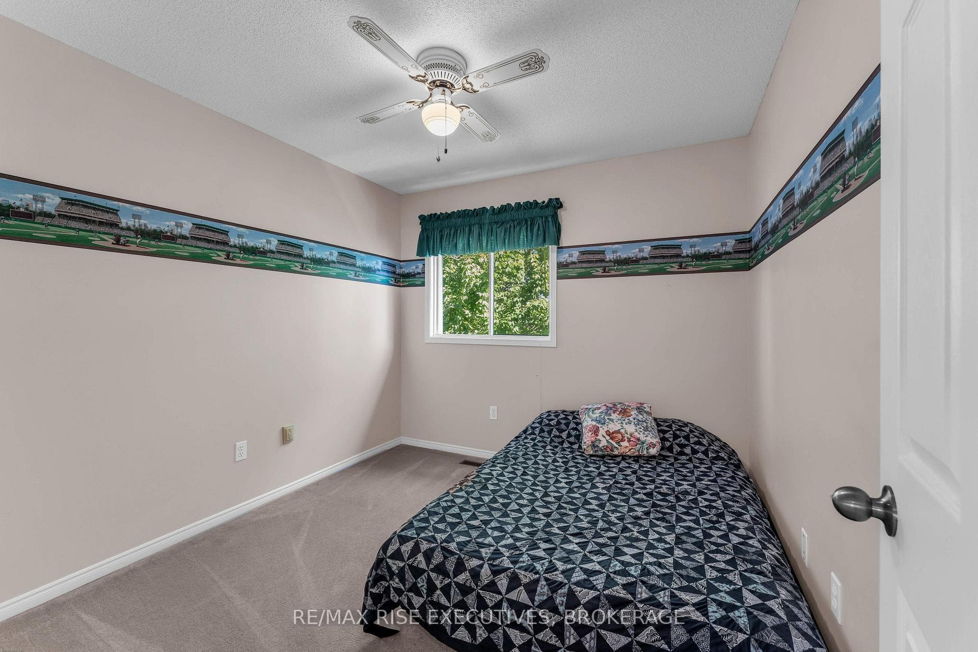 1304 Fisher Crescent photo 34