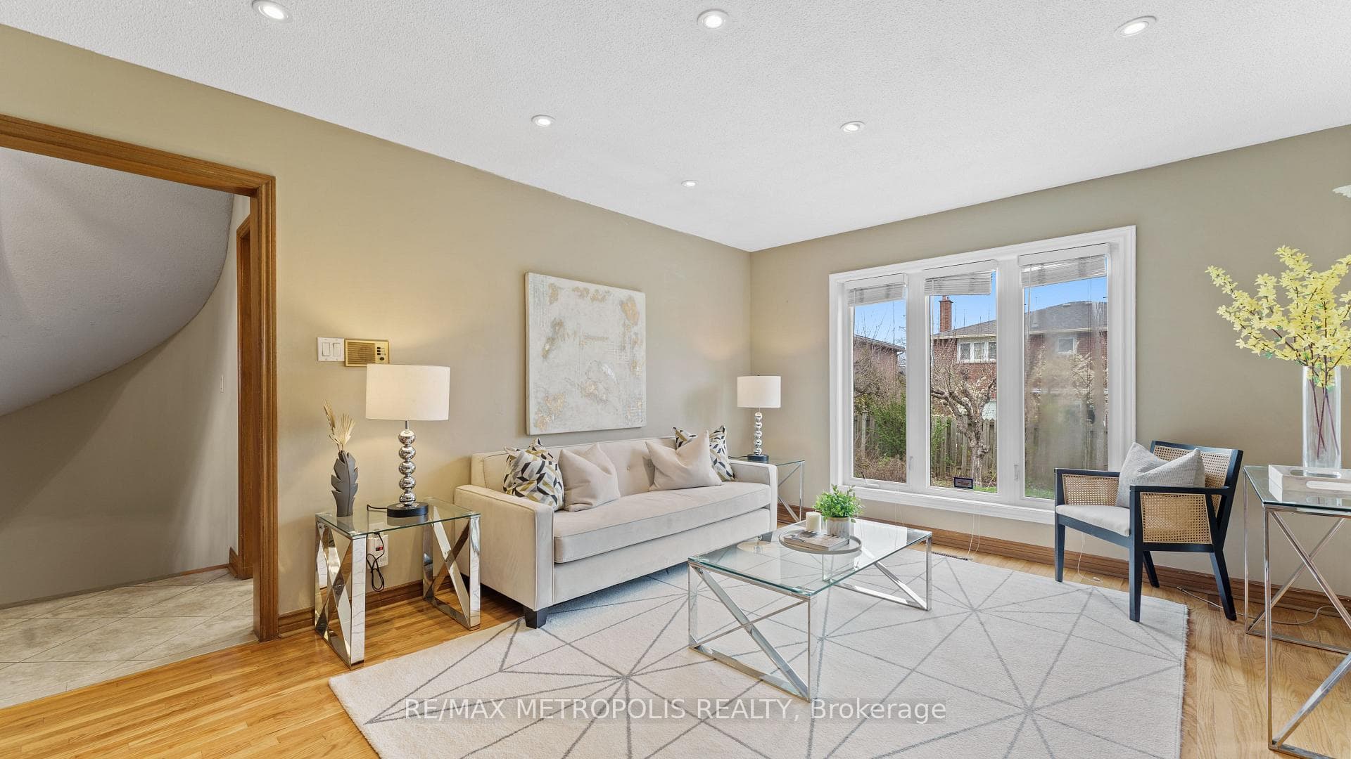 8233 Martin Grove Road photo 17