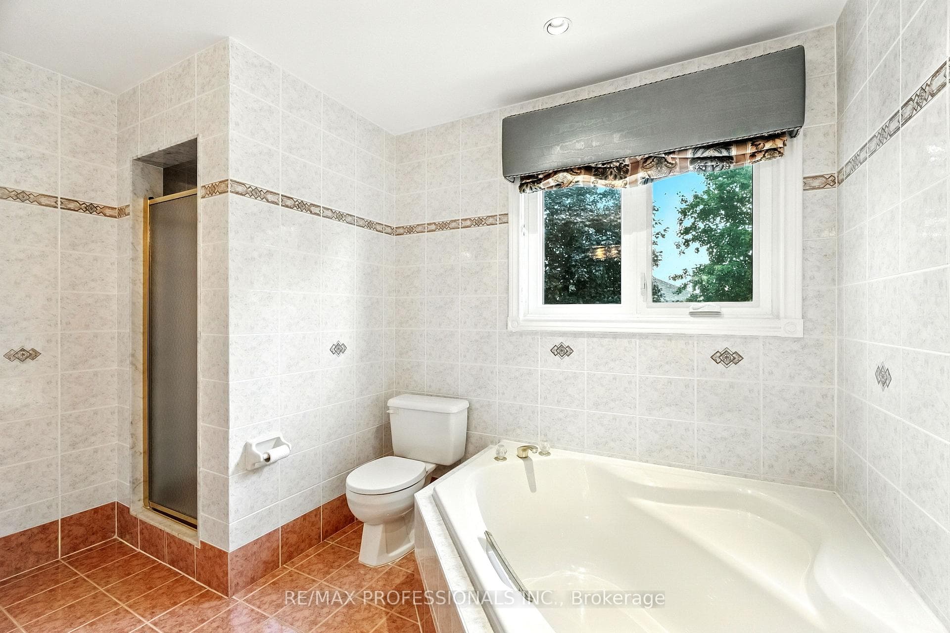 Ensuite Separate Shower & Soaker Tub