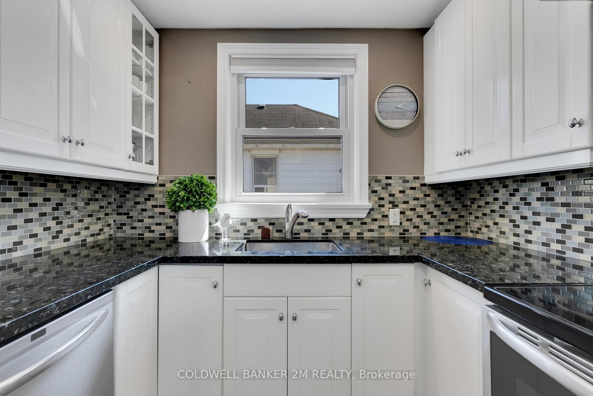705 Athol Street photo 7