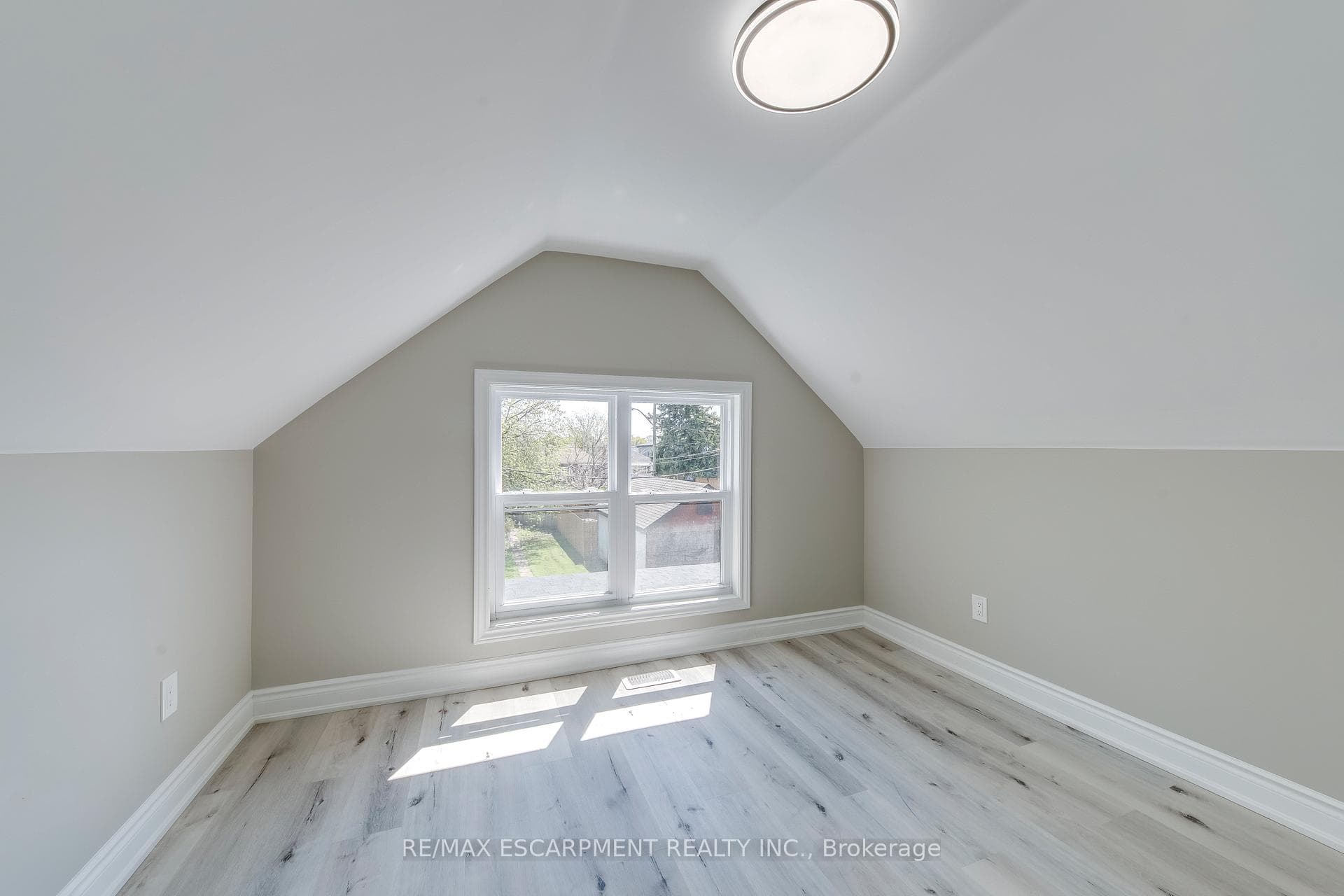 176 Garside Avenue photo 24