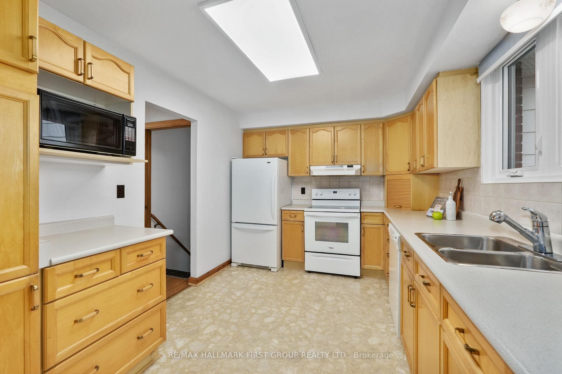 950 Curtis Crescent photo 13