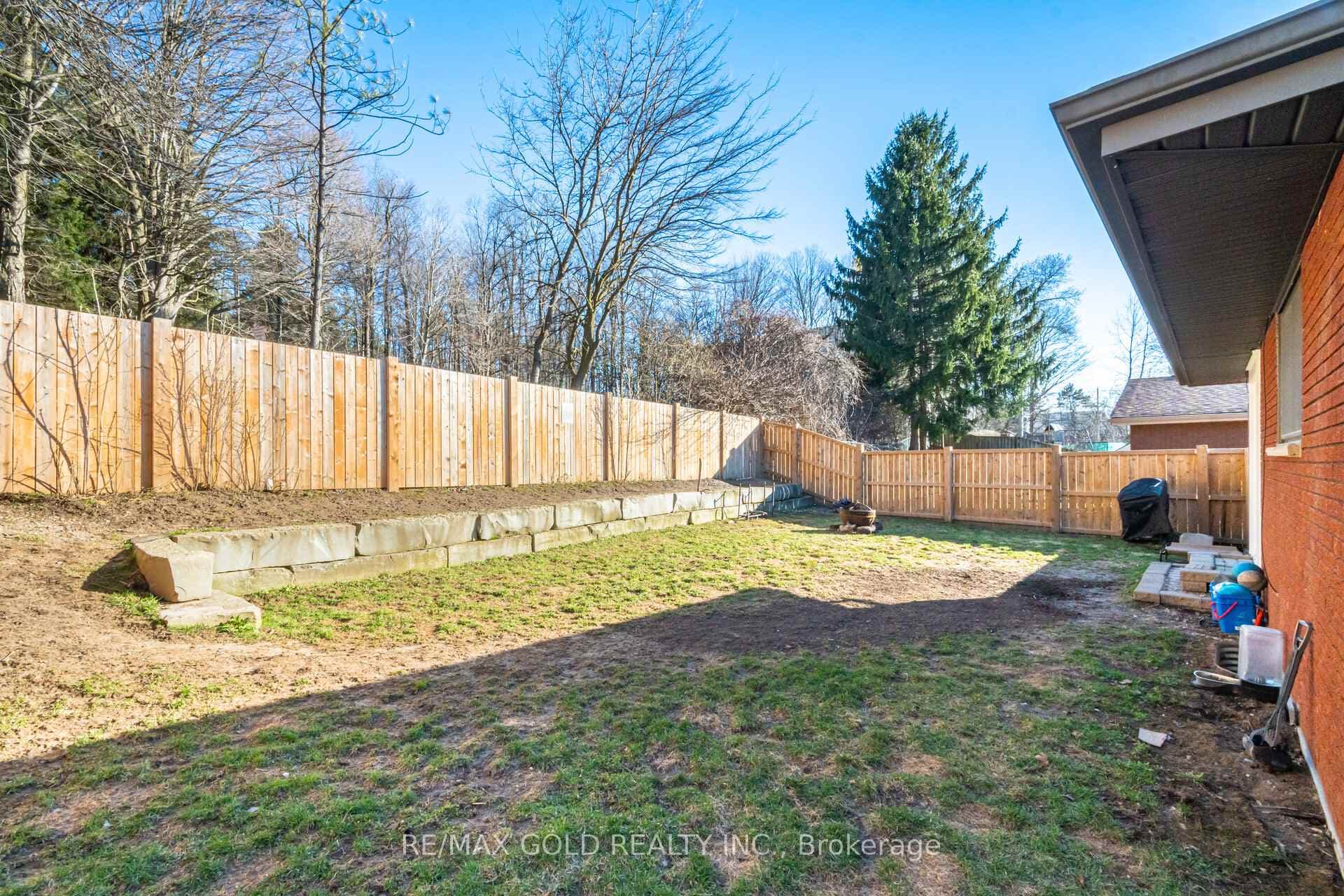 114 Arrowhead Crescent photo 39