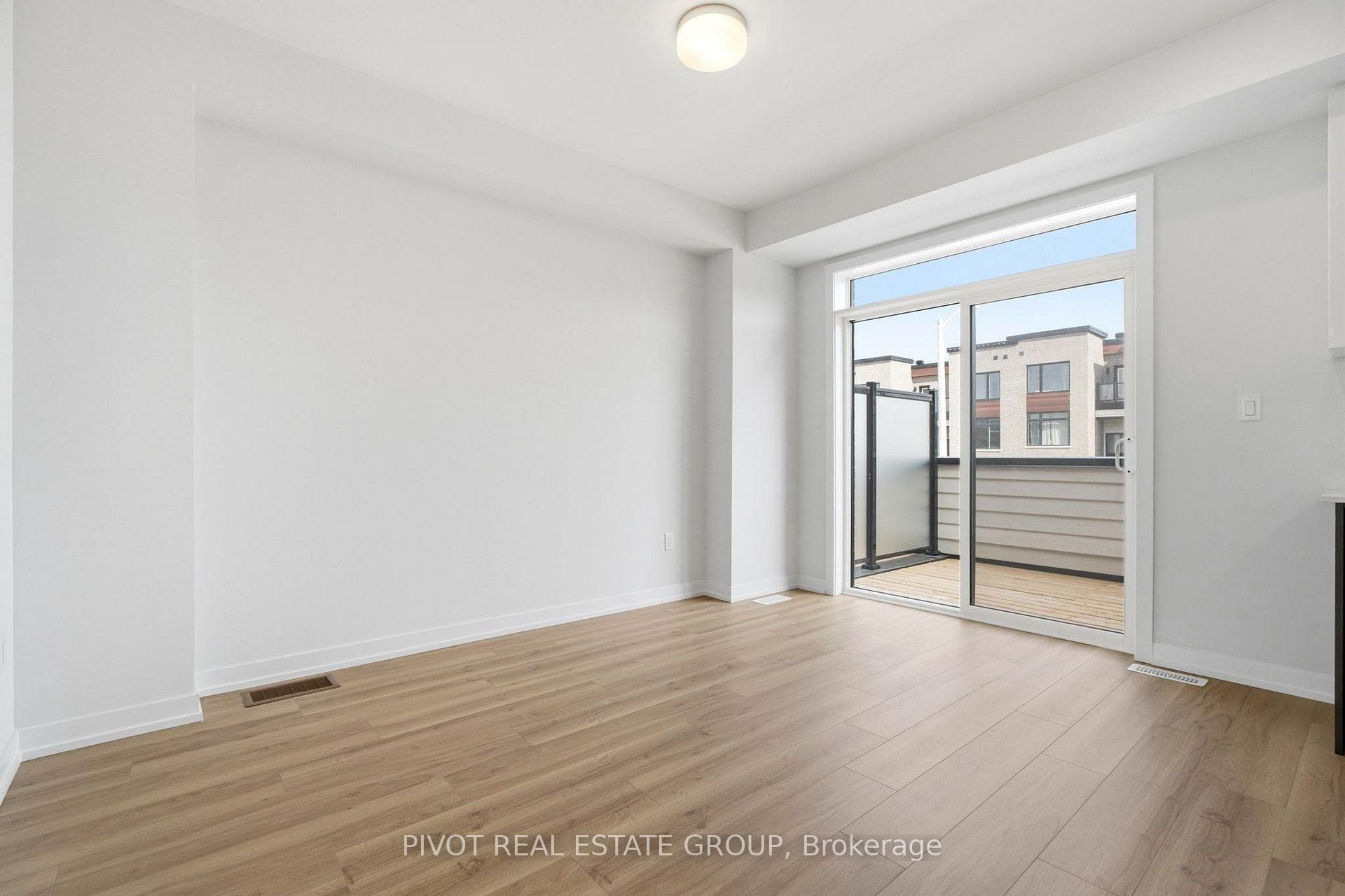2752 Lawrence Avenue photo 21