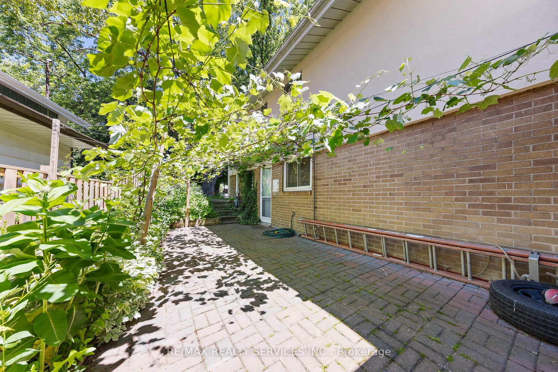 10 Rosswood Crescent photo 9