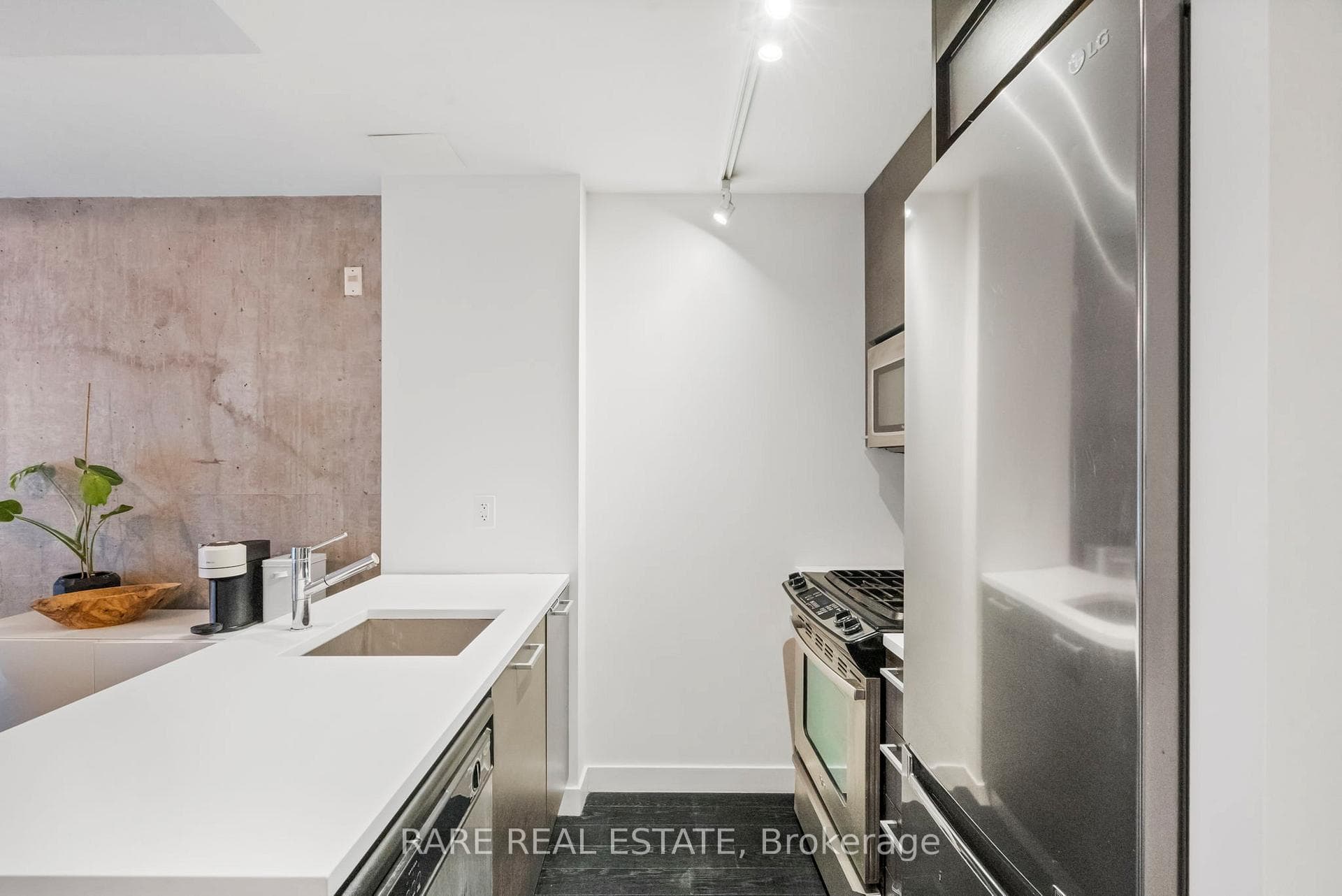 90 Broadview Avenue Unit 414 photo 13