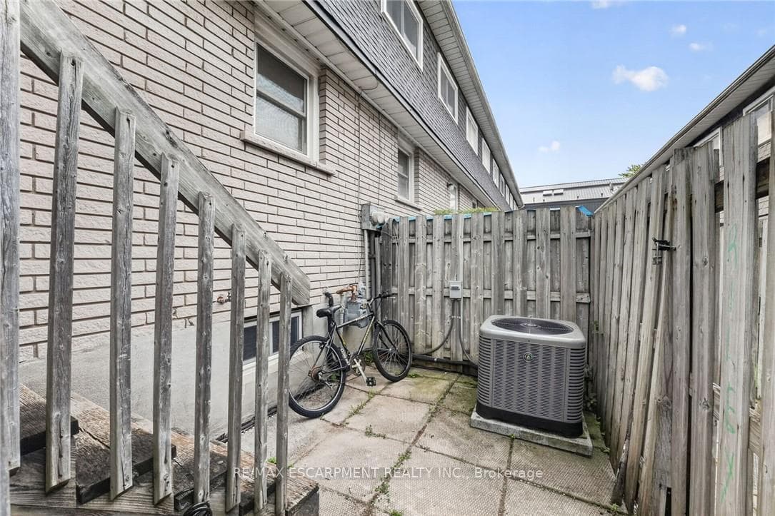 156 St Catharines Street Unit 6 photo 36