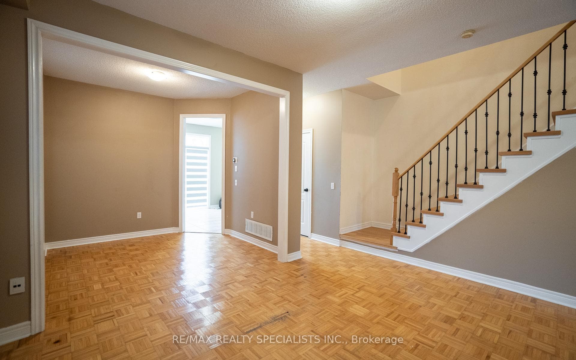 943 Khan Crescent photo 7