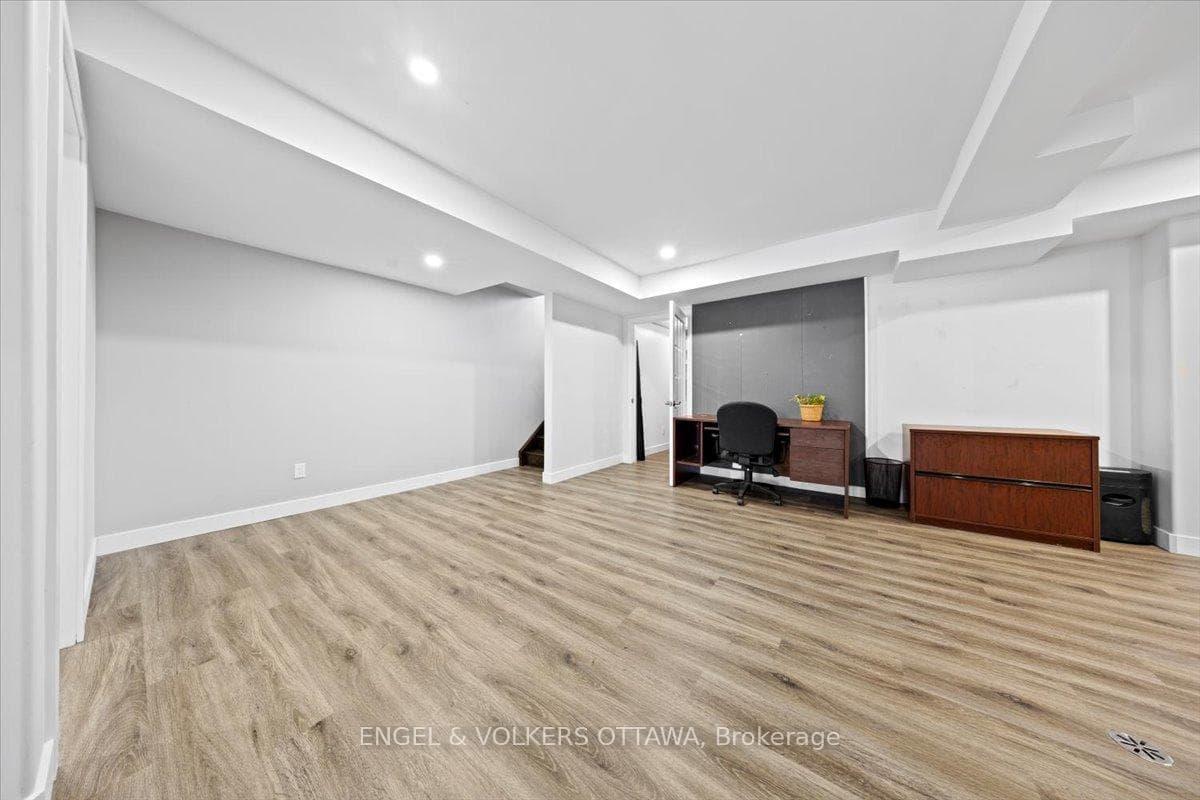 1005 Gold Crescent photo 26