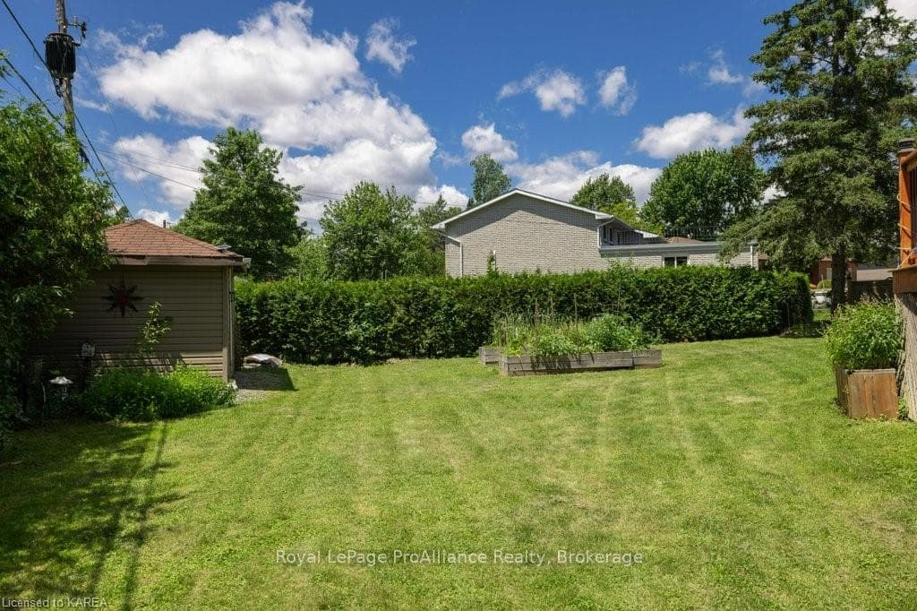 671 SUSSEX Boulevard photo 42