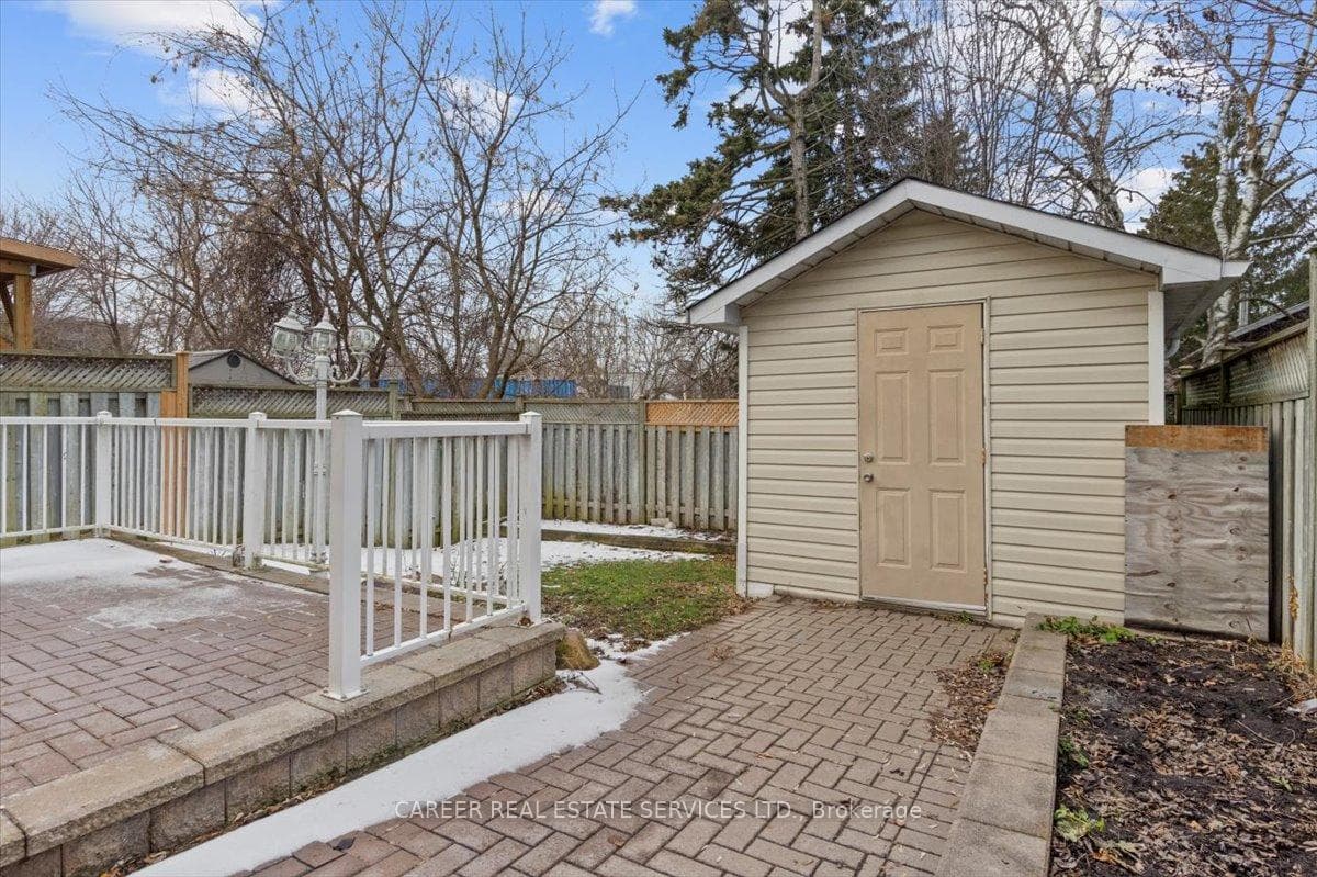 1432 Largo Crescent photo 26