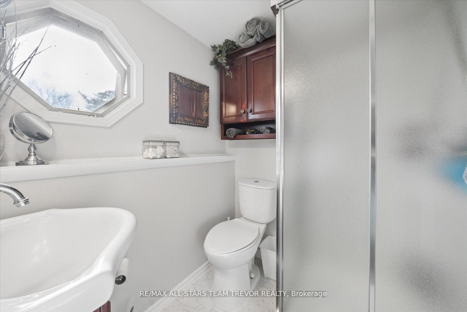 24082 Warden Avenue photo 24
